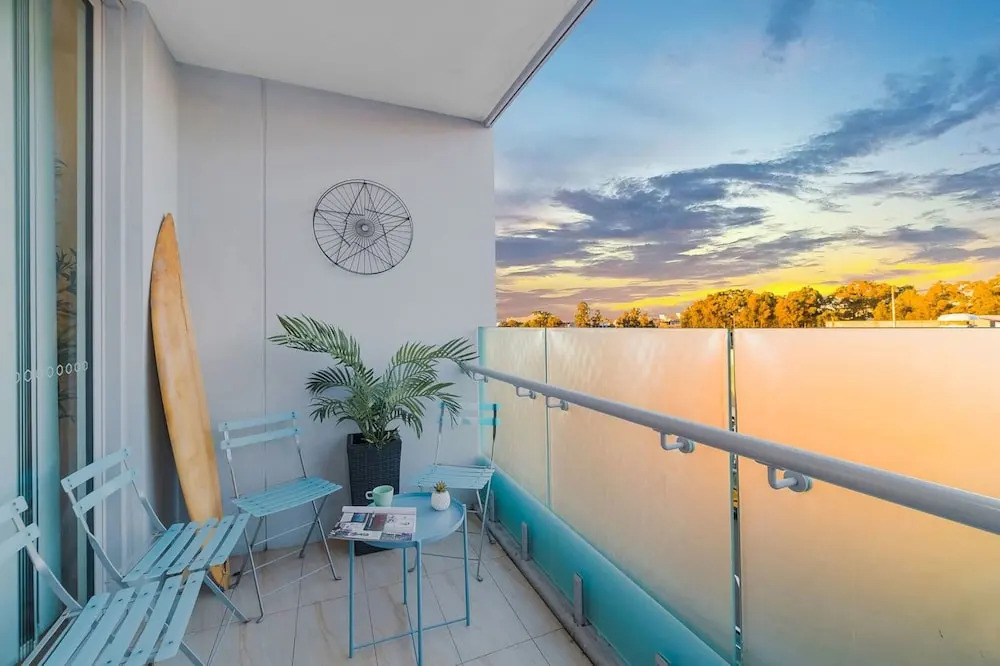 Near Airport & Train Station Stylish Two-Story Apartment
