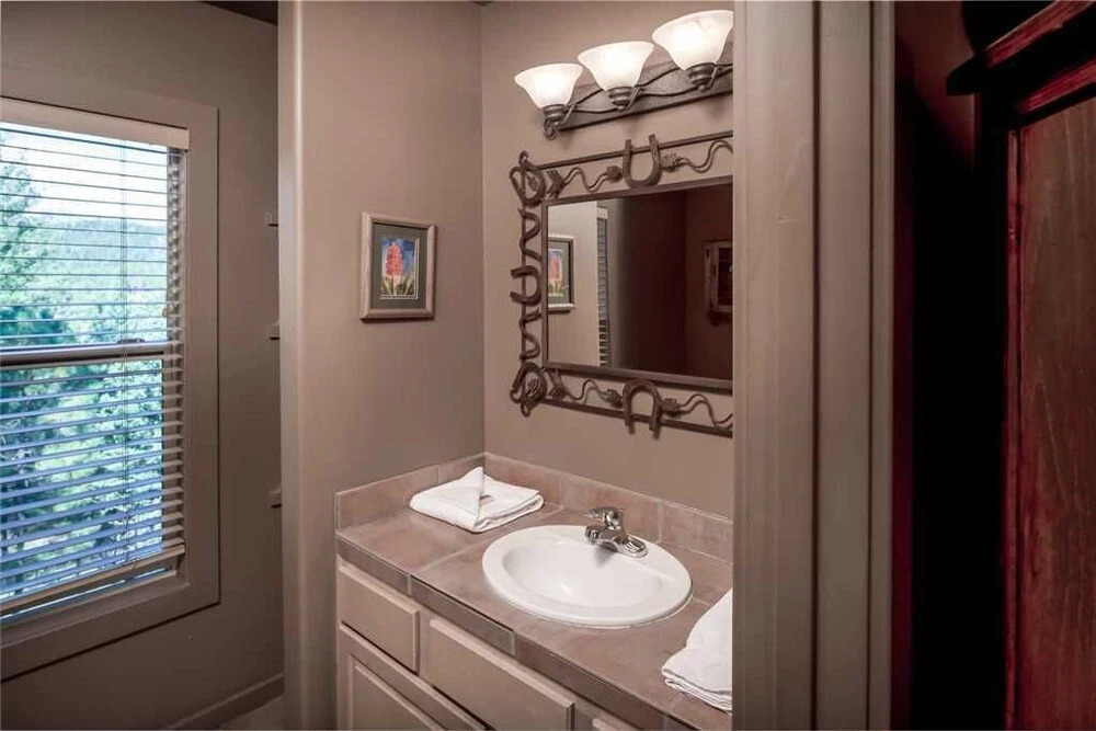 Adobe Hacienda - Three Bedroom Cabin with Hot Tub