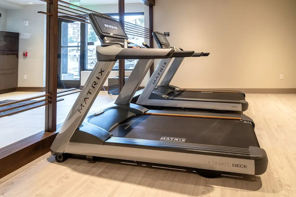 New Listing! Designer Ski-in/ski-out W/ Pool & Gym 3 Bedroom Condo