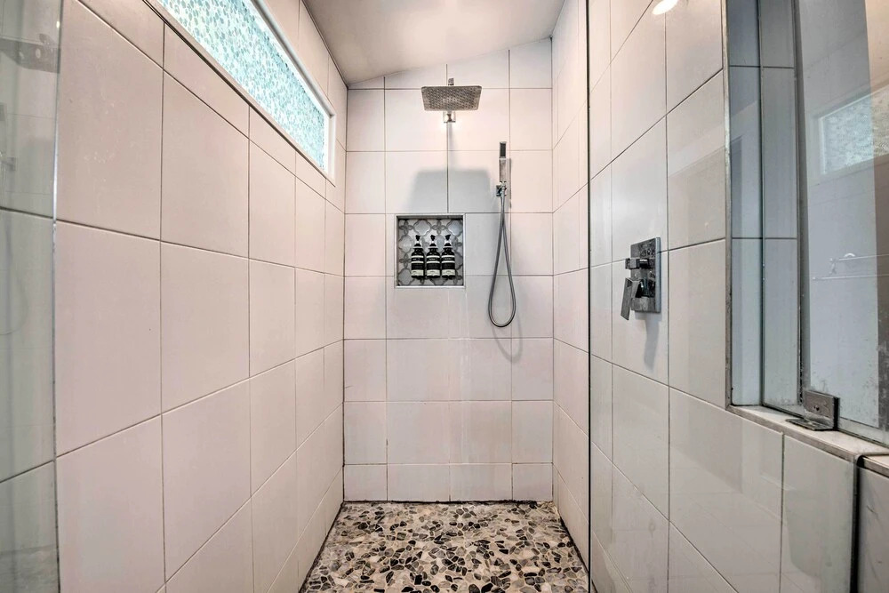 Modern Atlanta Getaway ~ 3 Miles to Downtown!