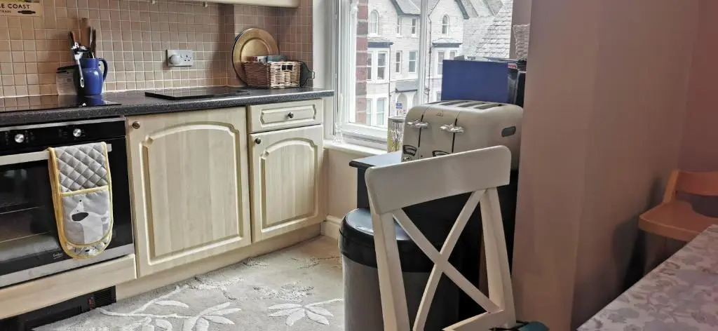 Flat 12 Sebastian Court - 2 Beds with a Four Poster