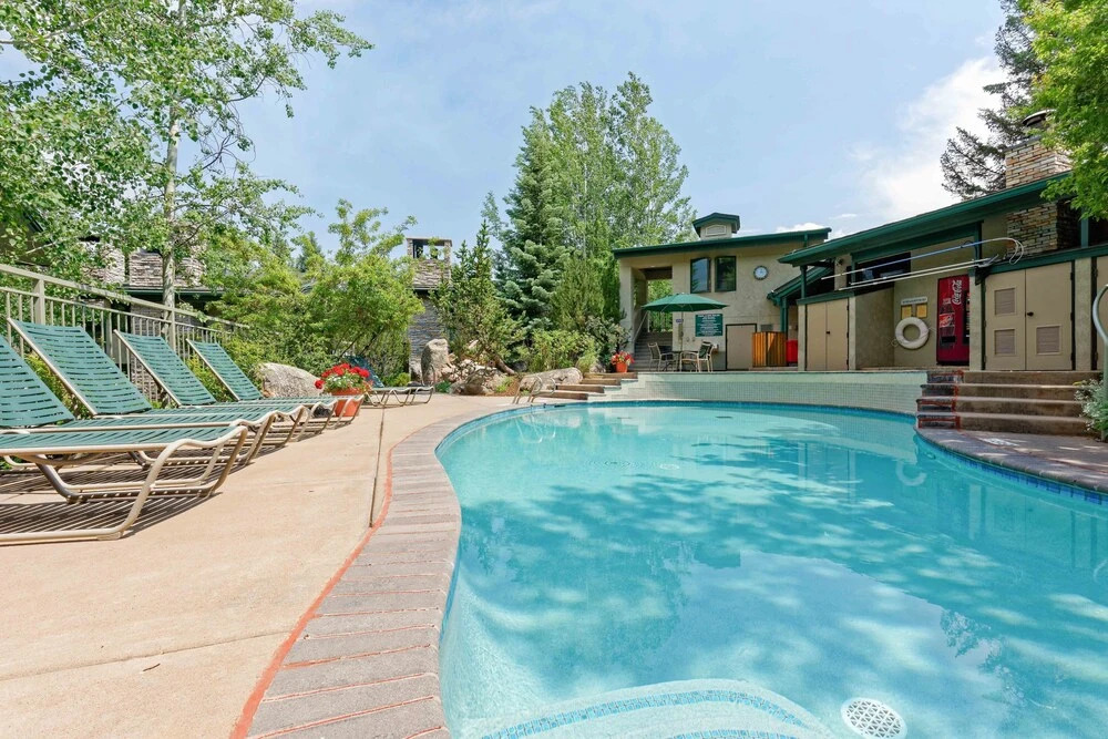 New Listing! Tamarack W/ Pool & Hot Tubs 4 Bedroom Townhouse