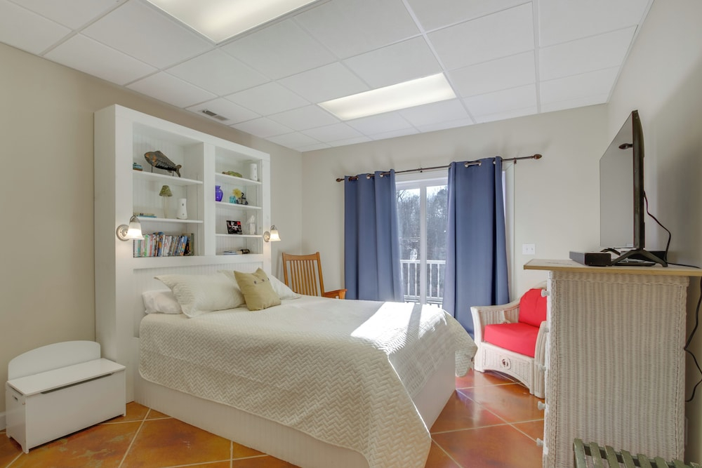 On-site Lake Access: Serene Waterloo Getaway