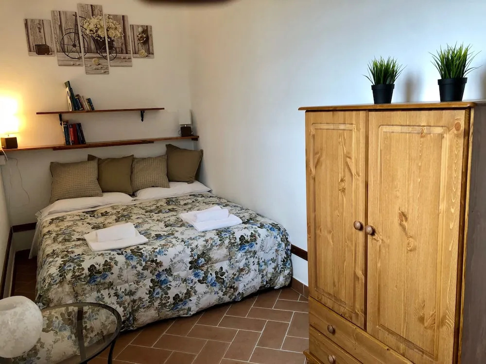Casetta Luna e Sole Vista Colline Toscane WiFi Ultra Giardino e Ricarica EV