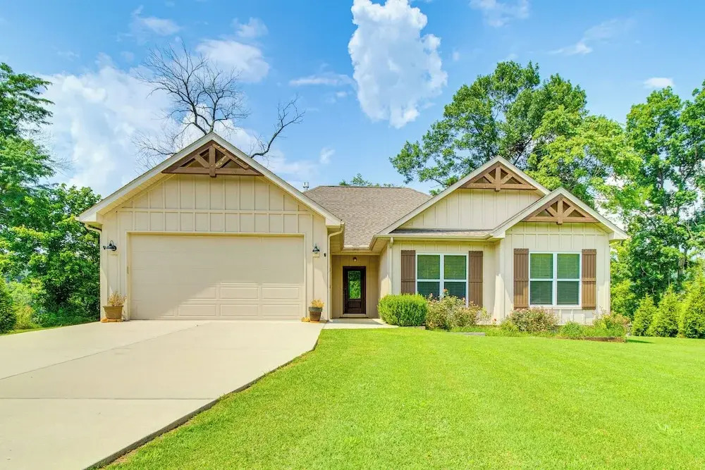 Flippin Home w/ Deck & Grill: Steps to White River