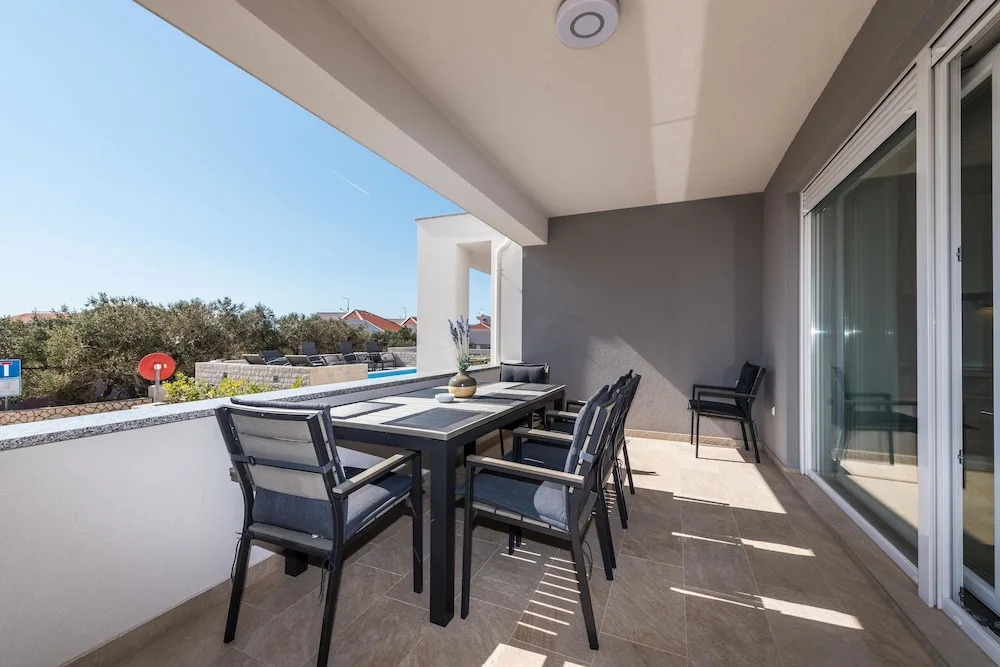 Apartments with pool Villa Zora