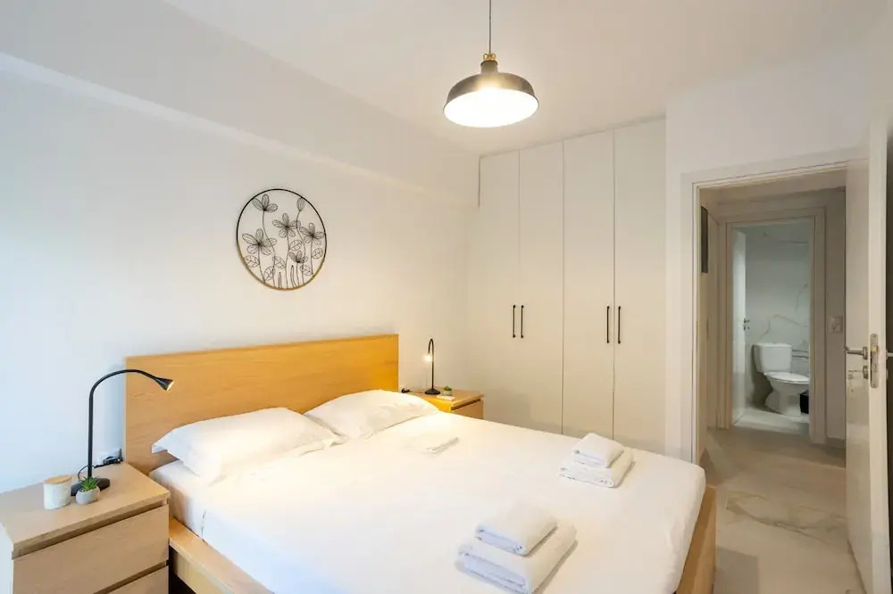Renovated 2-bedroom Apt Near the Athenian Coast