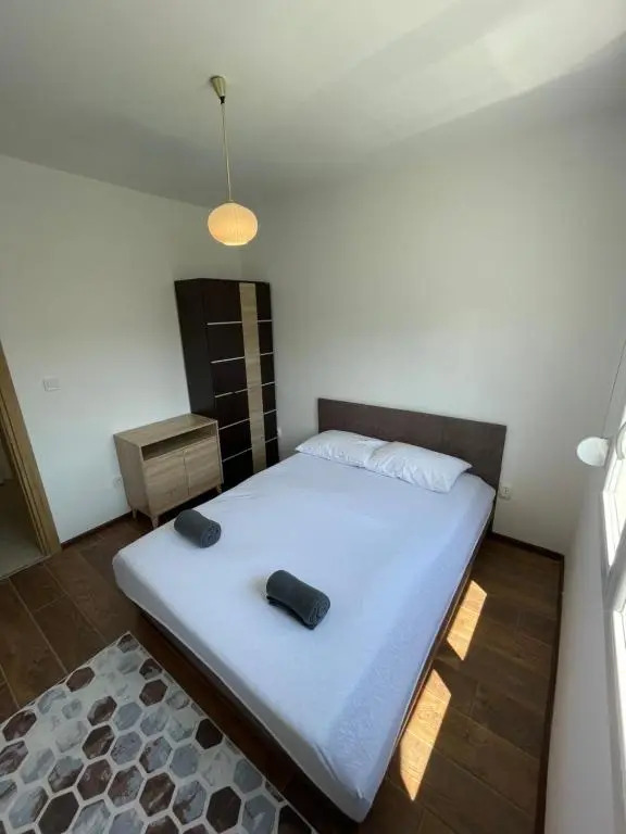 Entire 1-bedroom apartment with free parking