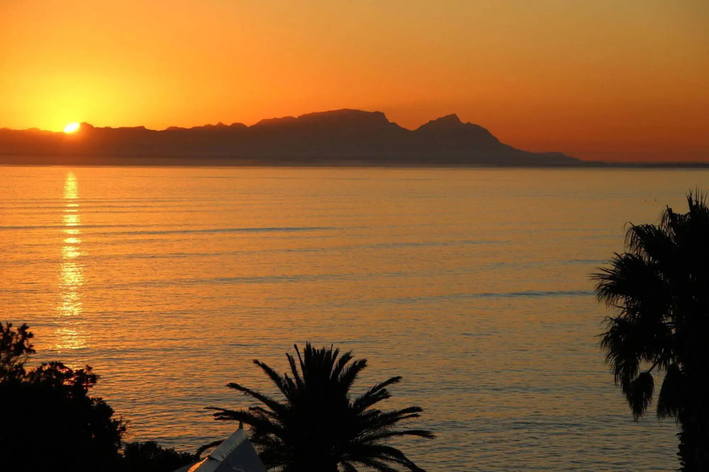 Die Braaihuis- sleeps 6, Large Veranda, Sea Views, Central and Fabulous