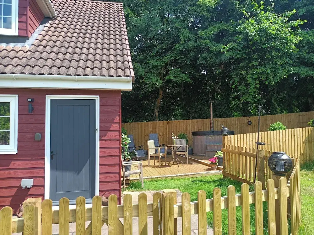 Romantic Chalet- Hot Tub- Games Room-stream-views