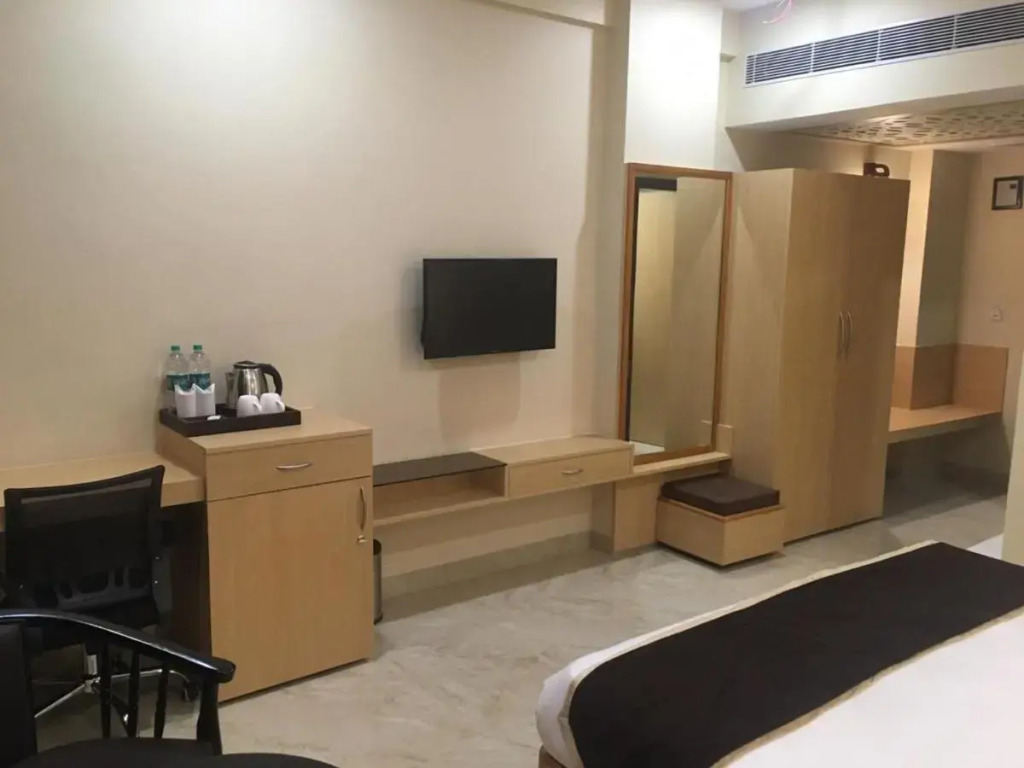 Hotel Aarunya Royale