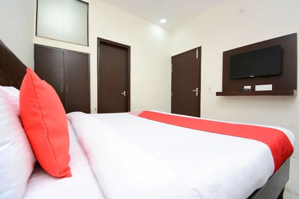OYO 28282 Hotel J J Crown