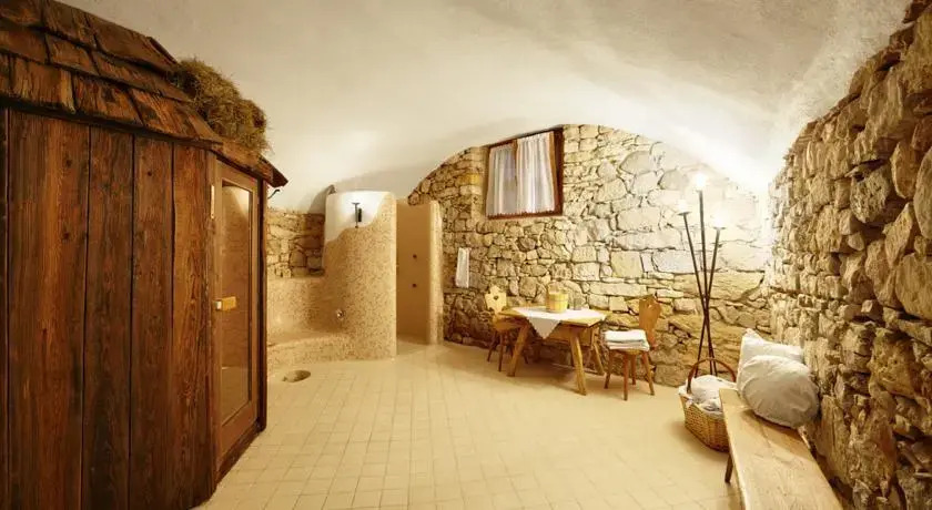 Ansitz Gurtenhof bei Meran, Apartments, Bett und bike Betrieb, eingezäunter Garten, Sauna, Eintritt ins Schwimmbad und Südtirol Pass