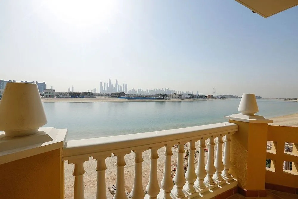 The Palm Jumeirah Villas - Frond N by Kennedy Towers