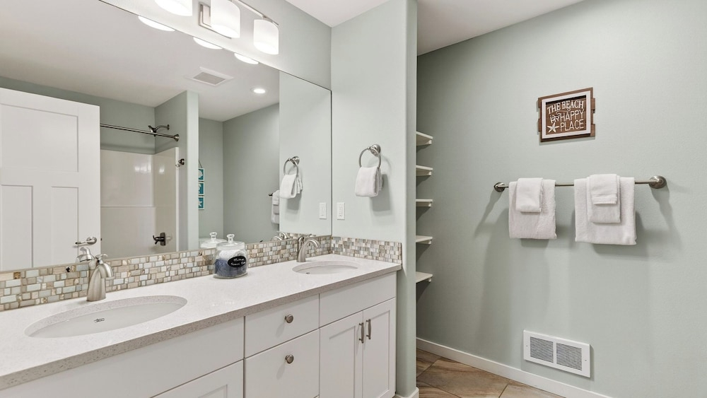 Tides & Timber by Avantstay Lakeside Retreat + Hot Tub + Kayaks + Paddleboard + Bikes Near Beach