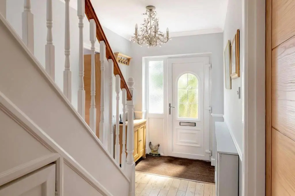 Spacious 3 Bed Home With Parking for Two Cars