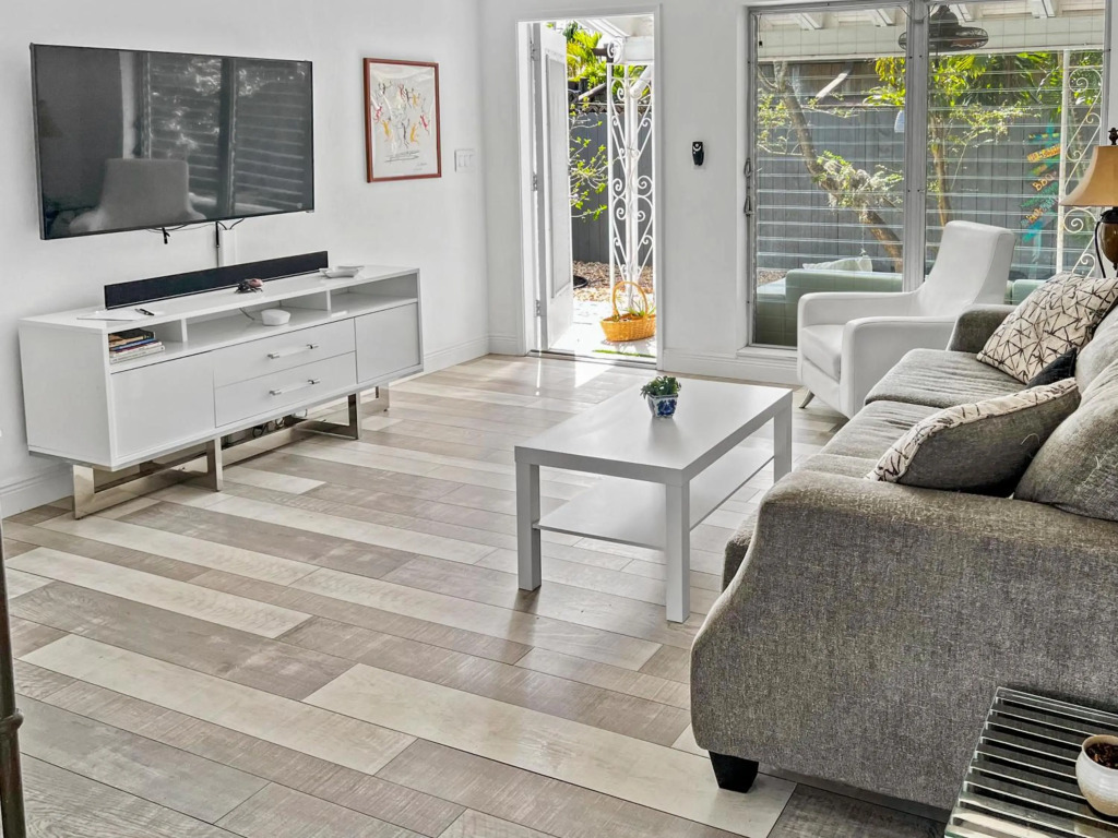 Tropical 2-Bedroom Apartment in Key West-like Home