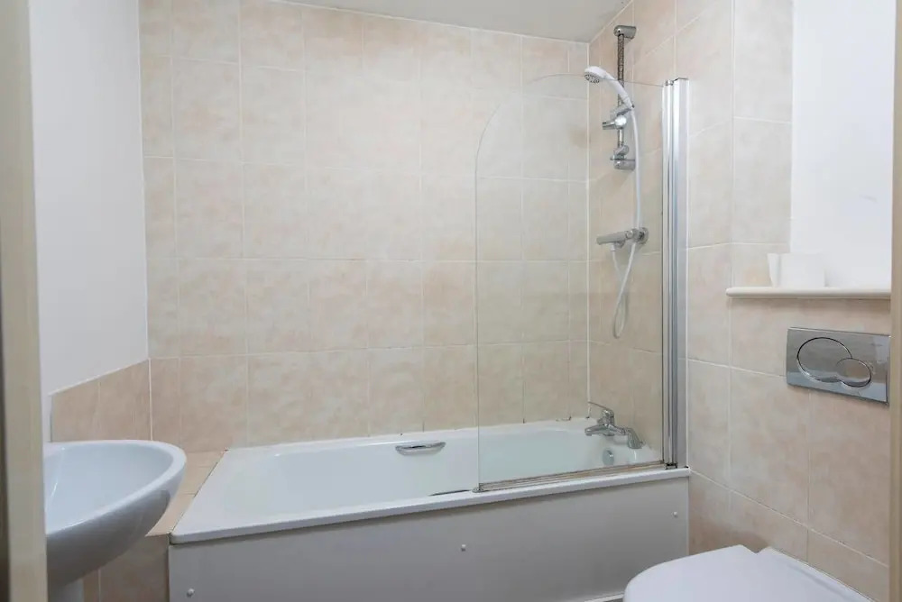 Cosy Central 3 Bed Property w/ Balcony - Sleeps 6