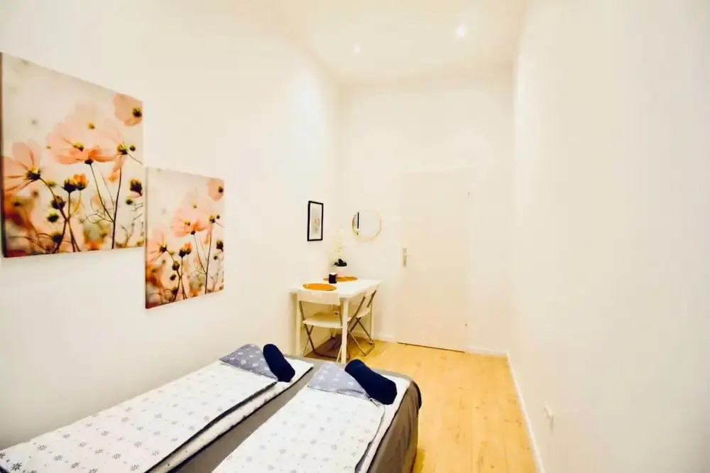 Family 5BR Apt Near Augarten Garden