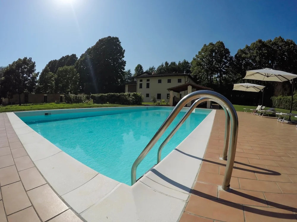 CASALE LA FATA -tipico toscano immerso nelle colline tra Lucca e Versilia, 6 appartamenti indipendenti