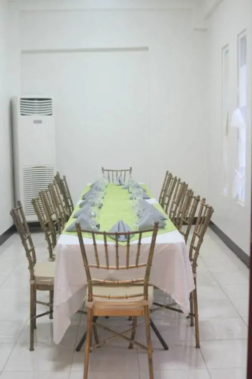 OYO 543 Negrense Suites
