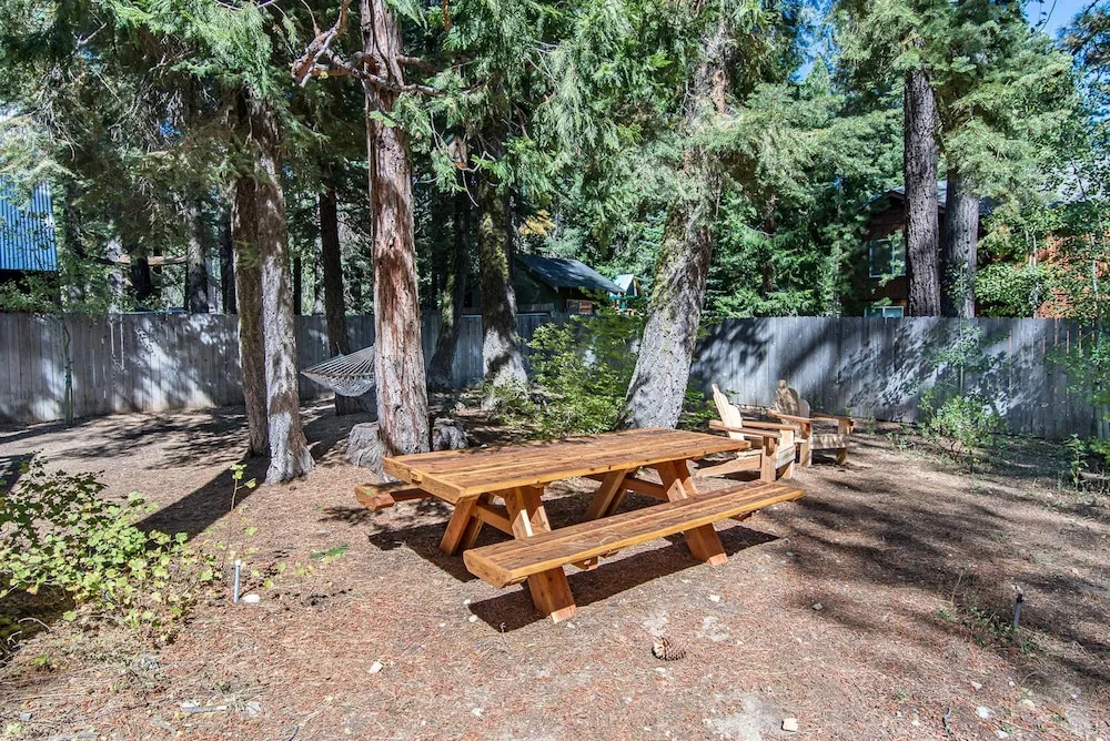 Sugar Pine Haus with Hot Tub by RedAwning