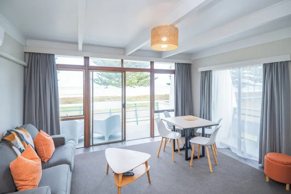 Whispering Sands Beachfront Motel