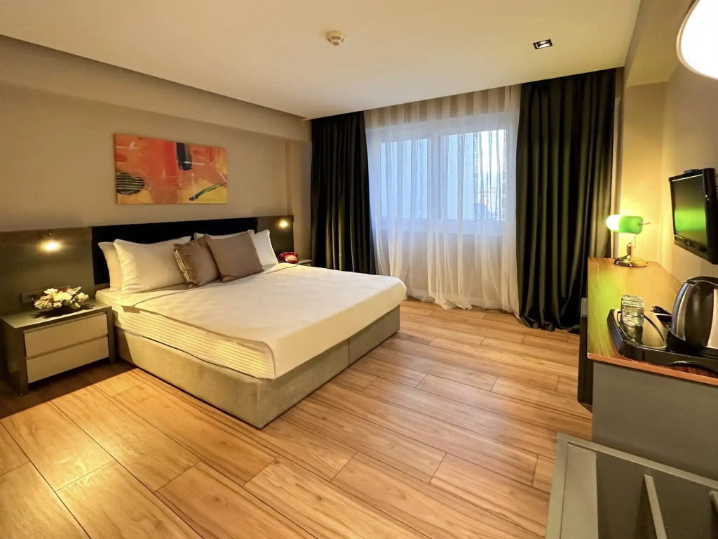 THE ROYALS HOTEL