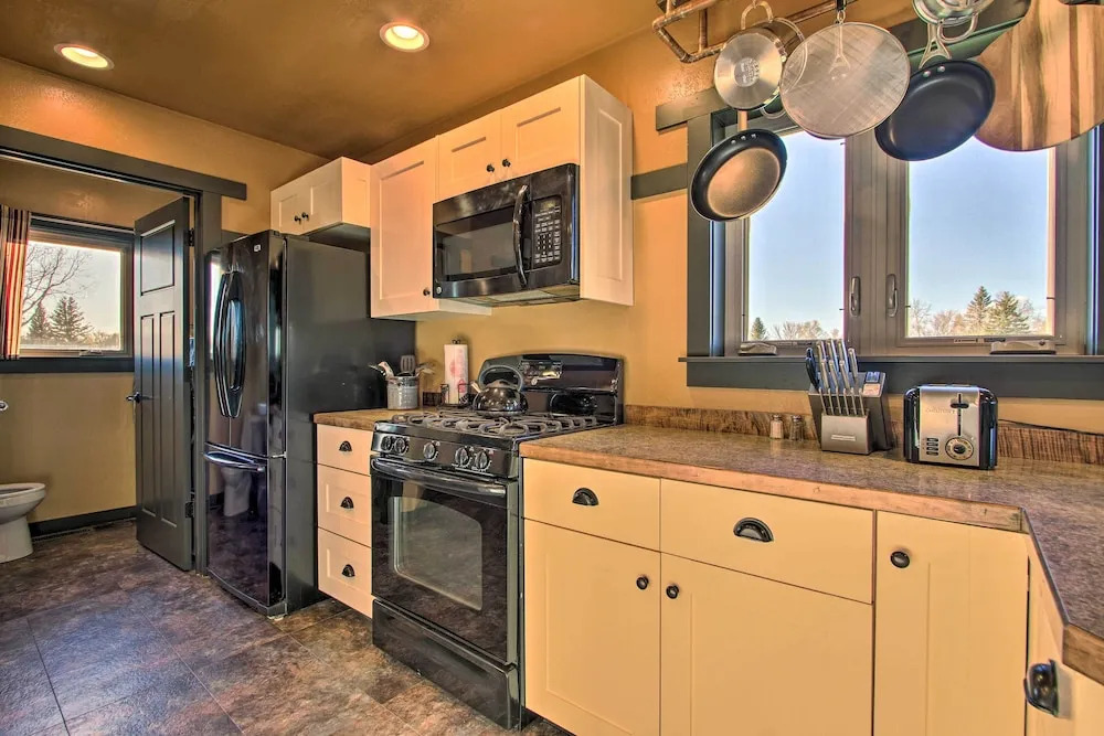 Updated Townhouse w/ Pergola, Walk to Downtown!