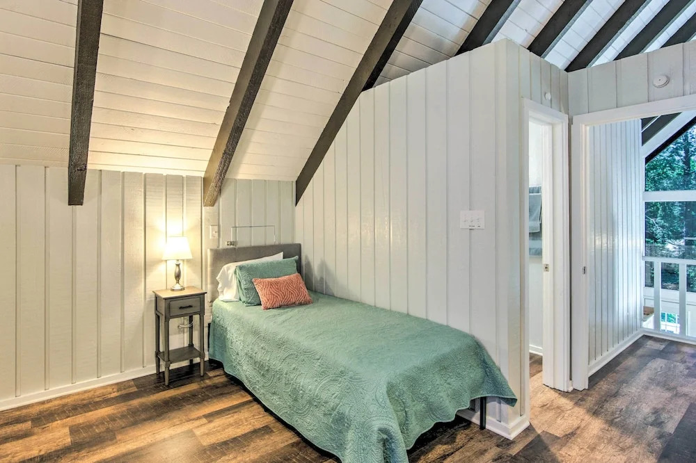 Brookeland Resort Cabin w/ Golf + Lake Access