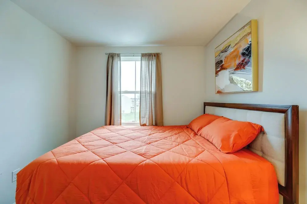 Sunlit Milford Townhome < 2 Mi to Riverwalk!