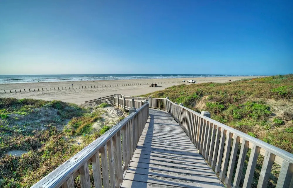 Sleeps 18 2 Beachfront Condos w/ 2 Pools, Tennis/pickleball, Beach Boardwalk