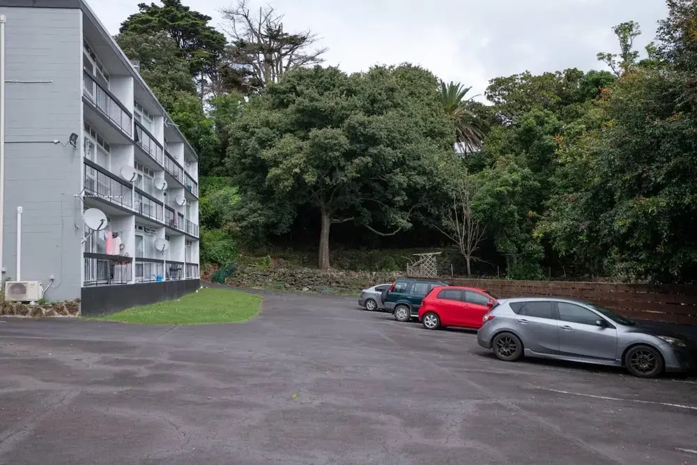 Centrally Located Light-filled Studio w/ Parking