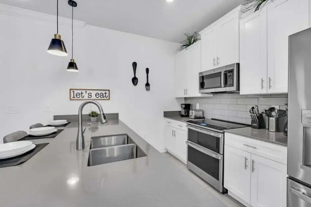 Luxury, Luxury, Luxury Pool Home! 5 Bedroom Townhouse
