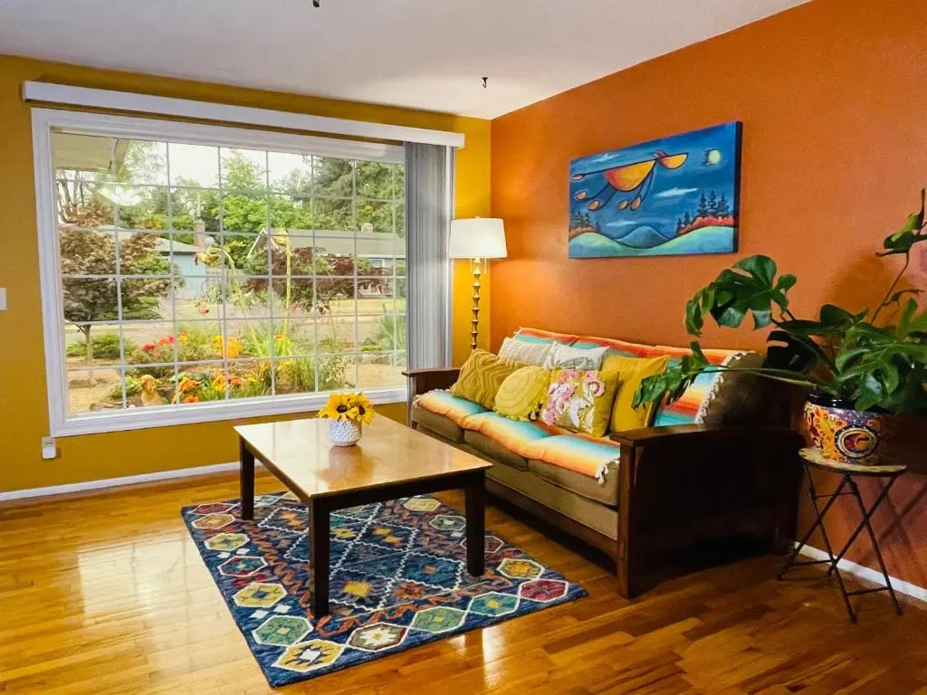 Welcome! Colorful 50's Ranch in the Heart of Eugene