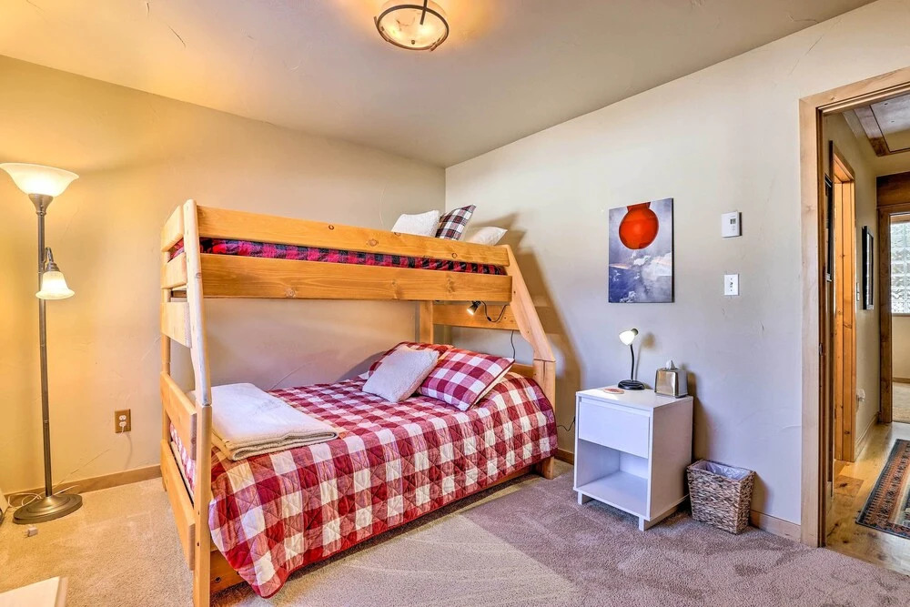 7 Mi to Ski: Waterfront Townhome in Frisco!