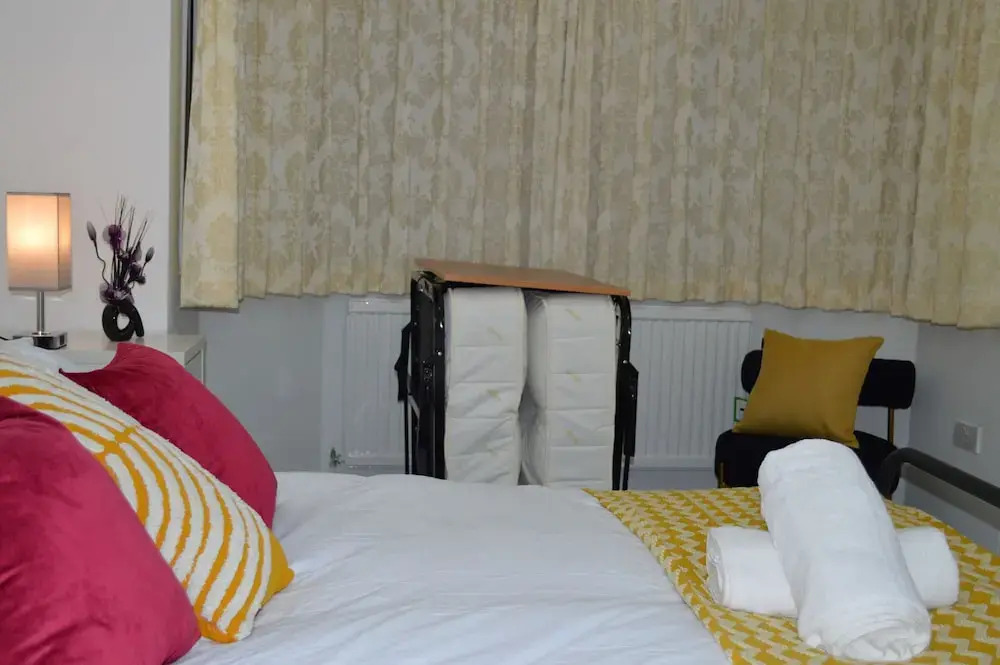 Harrow/sleeps10/privategarden/3br/freeparking/wifi
