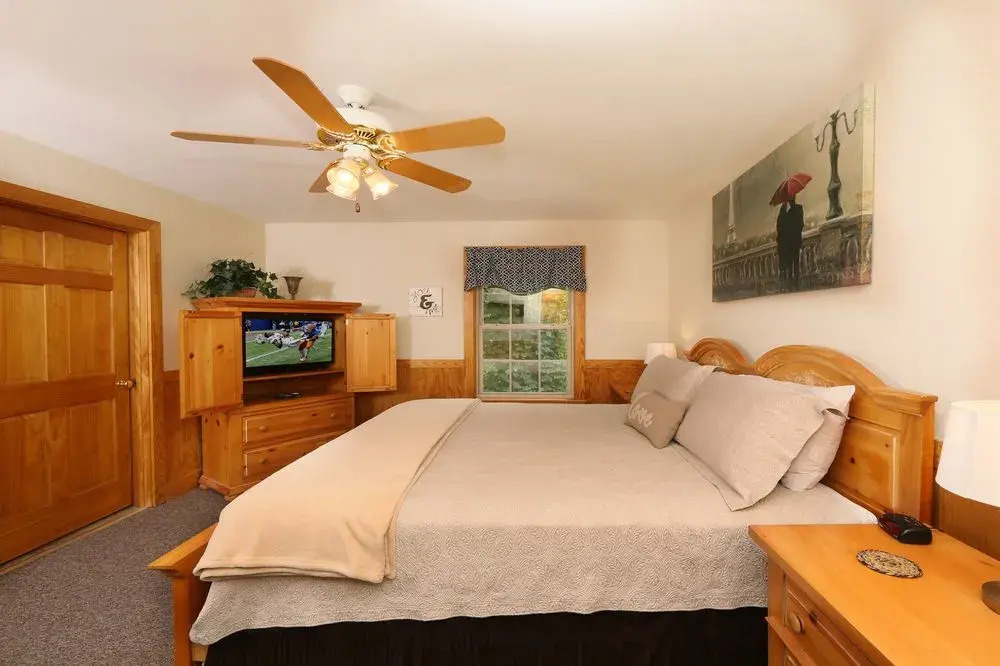 Holly Grove 1 3 Br cabin by RedAwning