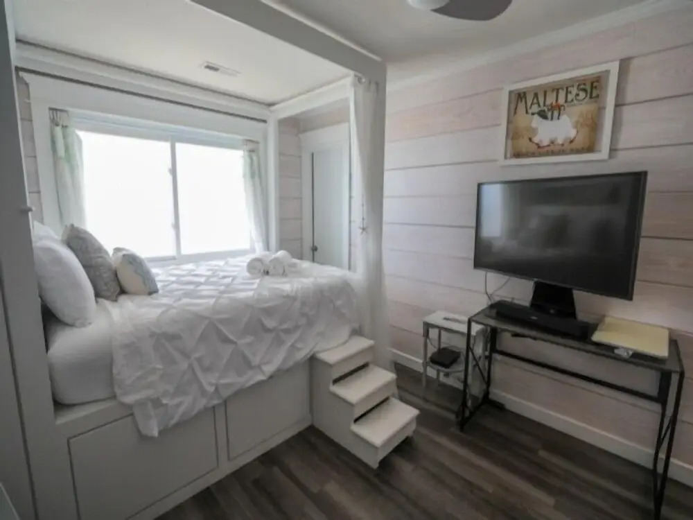 Beach Sunrise - Relaxing and Romantic! Enjoy ocean views from the bedroom with balcony access. 1 Condo by RedAwning