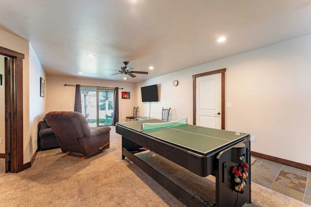 10mins to Lake Hot Tub, Game Room, Forest Views Meyers Meadow by Avantstay