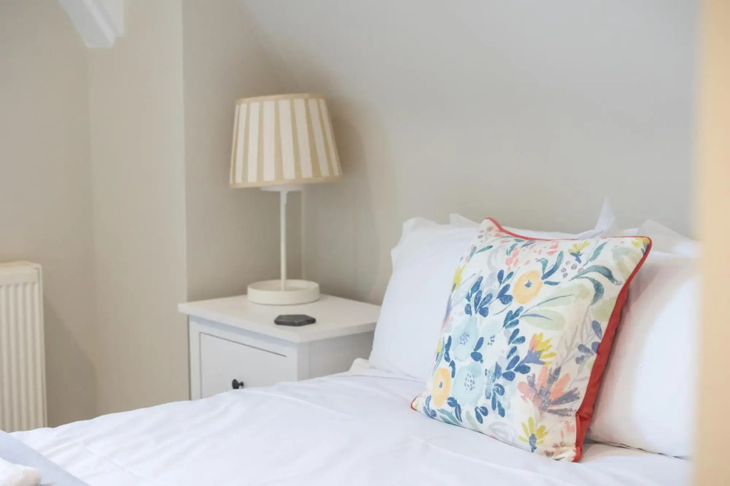 3BR Characterful Victorian Flat in Cheltenham, Cotswolds - Sleeps 8, FREE Parking, A walk away to local shops and Montpellier