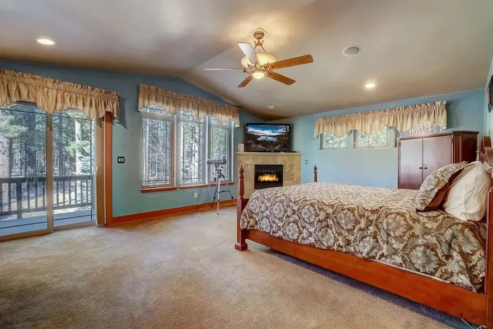 Stunning Forest Retreat - Walk to Upper Truckee River!