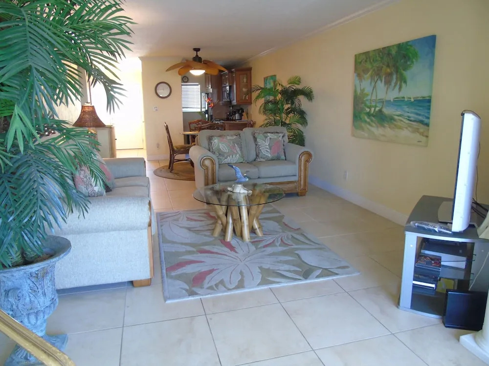 Sunset Royale - 302 1 Bedroom 1 Bathroom Apts