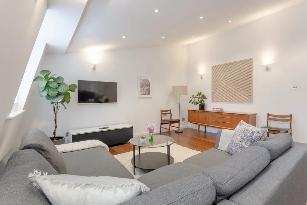 Well-Appointed 2 Bedroom East London Flat