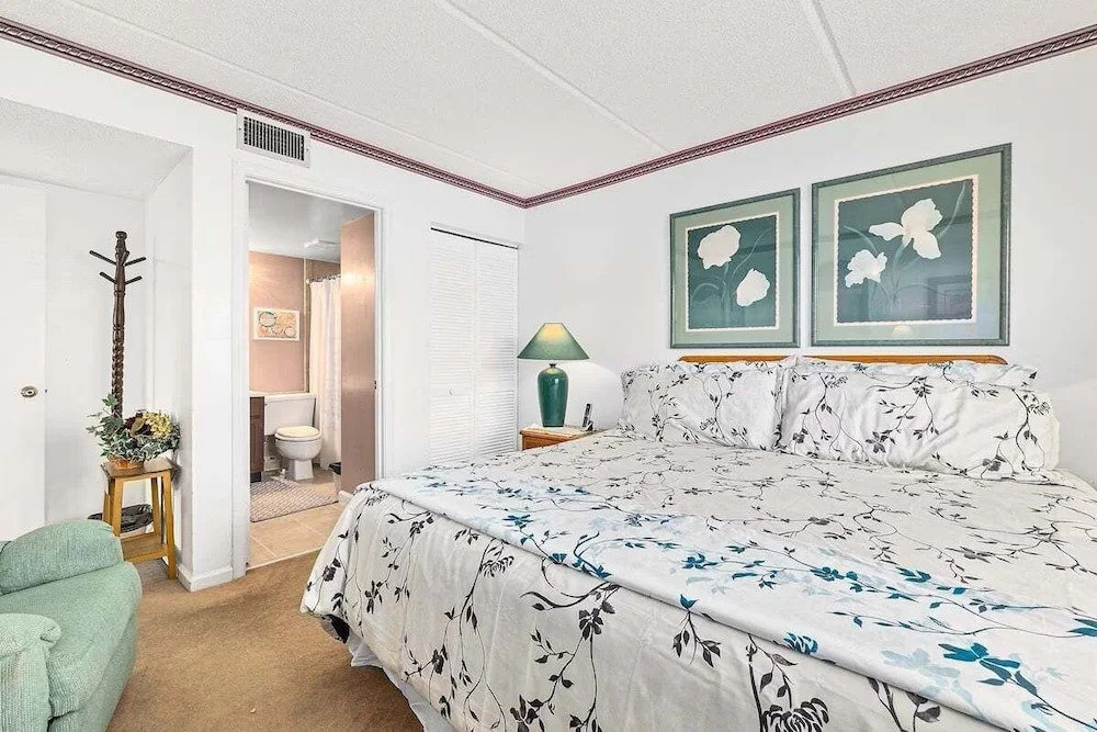 St Augustine Beach Retreat~ Oceanfront Resort 2 Pools Hot Tubs Pickleball, Trolley!