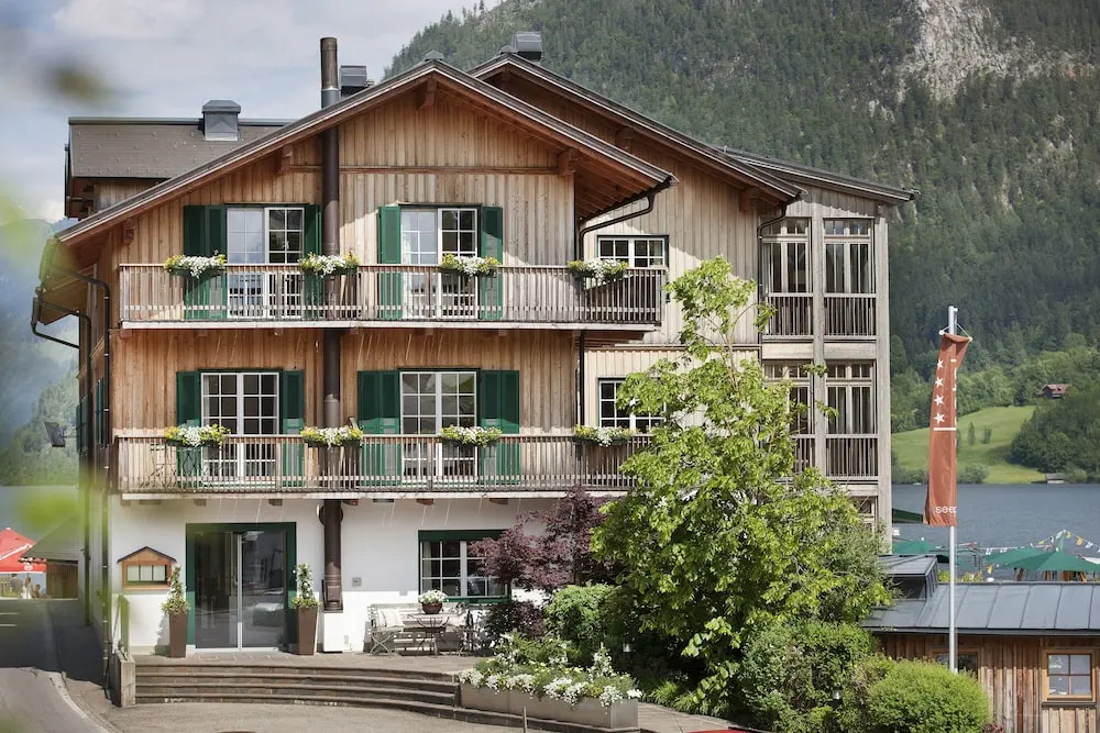 TAUROA Seehotel Grundlsee