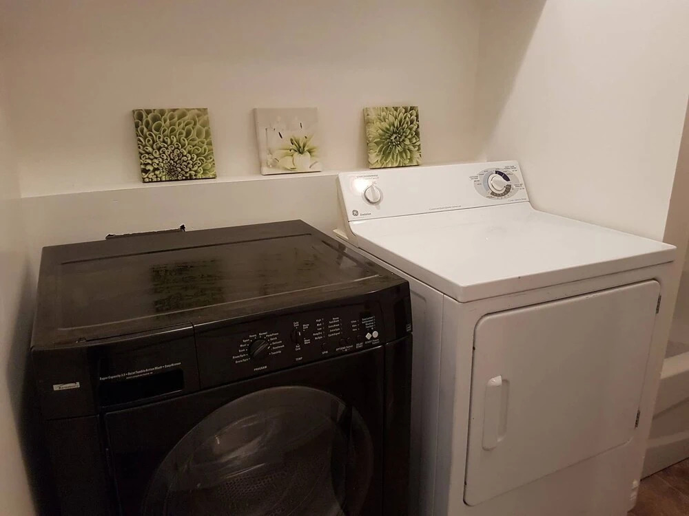 Stylish Apartment, One Bedroom, Parking, Near Everything
