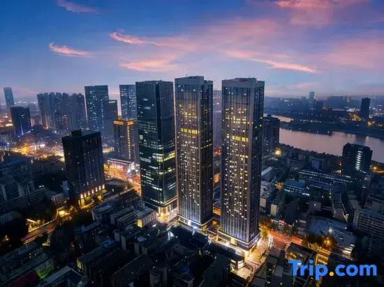 Yunxi Gaogao Jiangjing Hotel (Wuyi Square Peiyuanqiao Subway Station Store)
