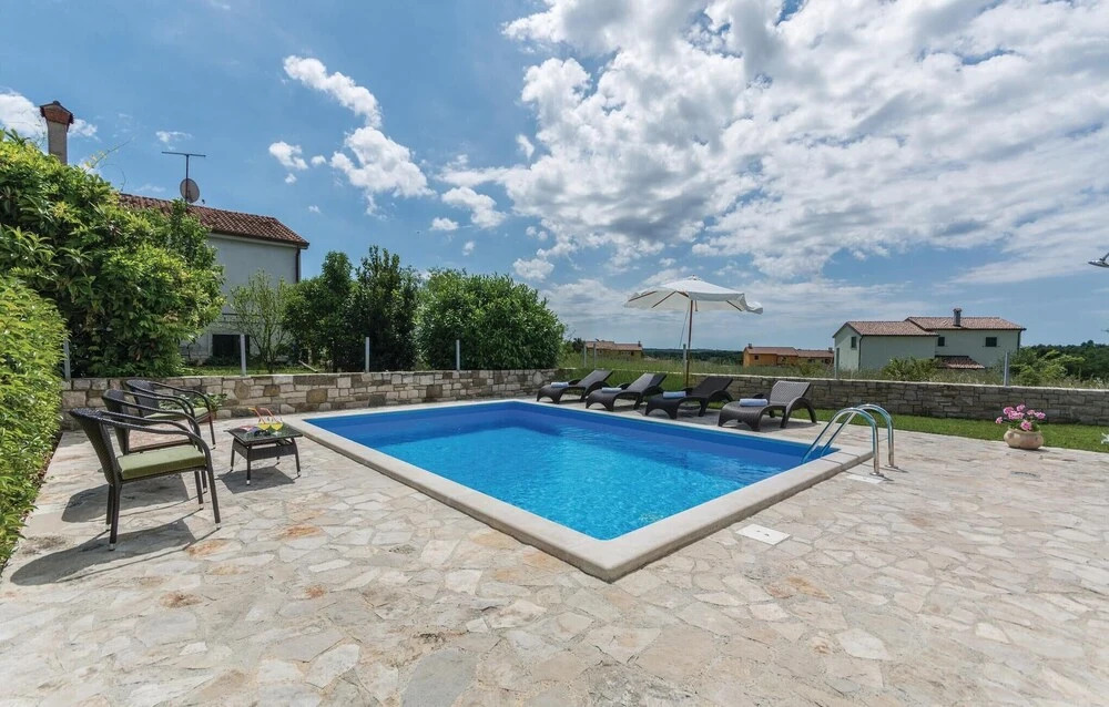 Nice Home in Brtonigla With Wifi and 3 Bedrooms