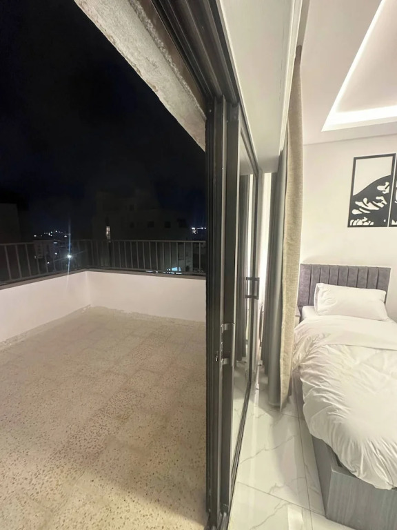 JRE Cozy Rooftop Near Al Services 23